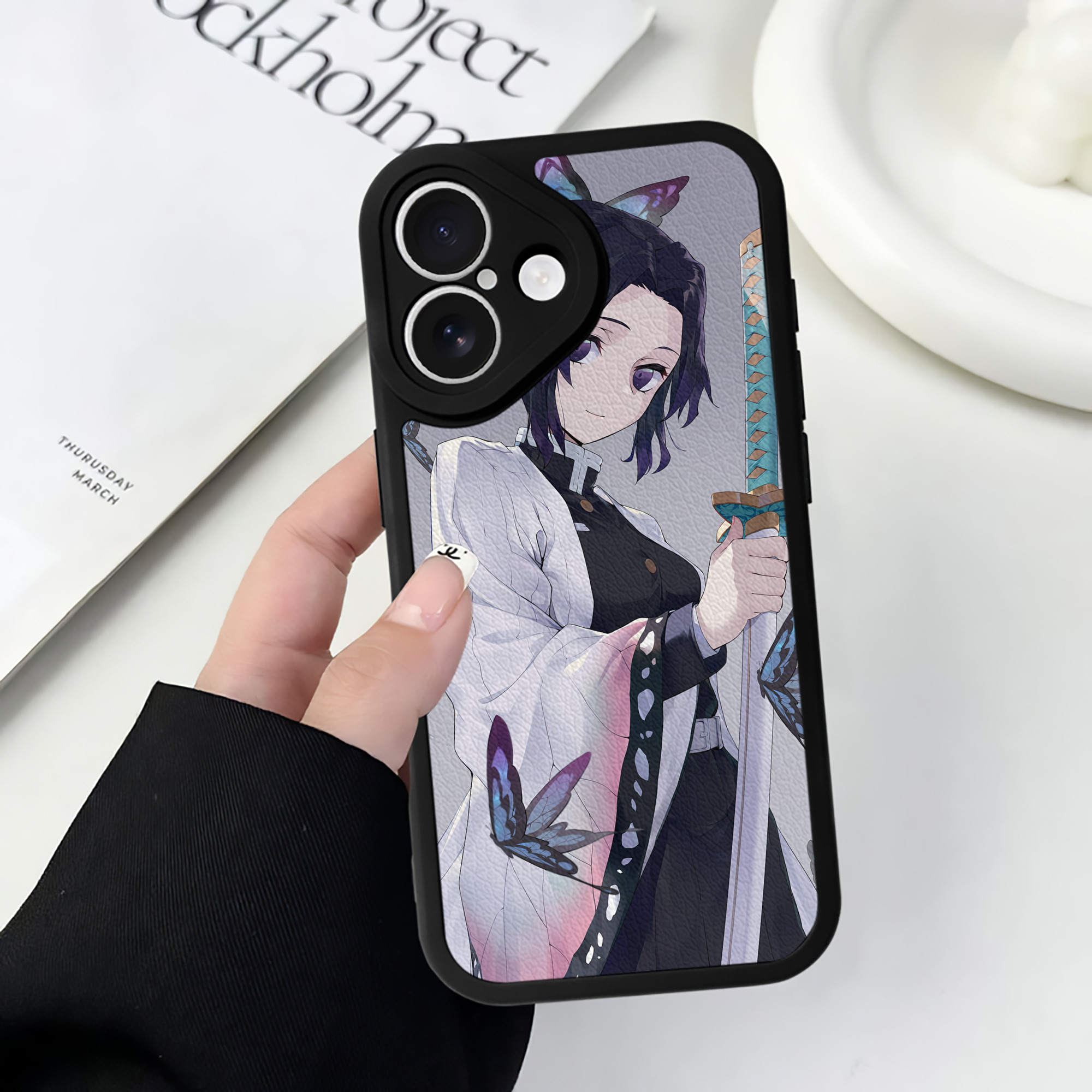 （画像用） 鬼滅の刃（きめつのやいば）蟲柱-胡蝶 しのぶ／こちょう しのぶ Kochou Shinobu 【iPhone 16シリーズ対応】シリコンスマホケース（レザー調） 材質：シリコン
